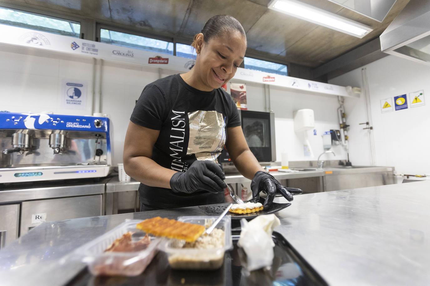 El restaurante César de Bárcena de Cicero gana con su 'Buñuelo de almeja fina con lágrima de ali oli'. En segundo lugar, Castilla Termal Solares, con su cucurucho de rabo de toro y manzana con glaseado de queso de cabra y gelé de cebolla. Y el tercer puesto ha ido a parar al Pericote de Tanos por su 'Hojaldre de bonito del cantábrico'.