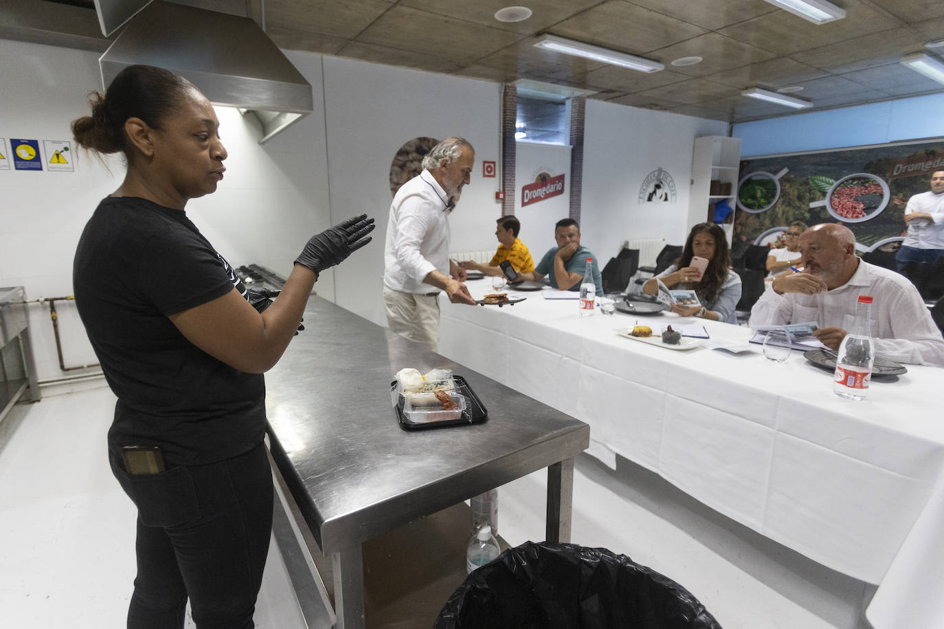 El restaurante César de Bárcena de Cicero gana con su 'Buñuelo de almeja fina con lágrima de ali oli'. En segundo lugar, Castilla Termal Solares, con su cucurucho de rabo de toro y manzana con glaseado de queso de cabra y gelé de cebolla. Y el tercer puesto ha ido a parar al Pericote de Tanos por su 'Hojaldre de bonito del cantábrico'.