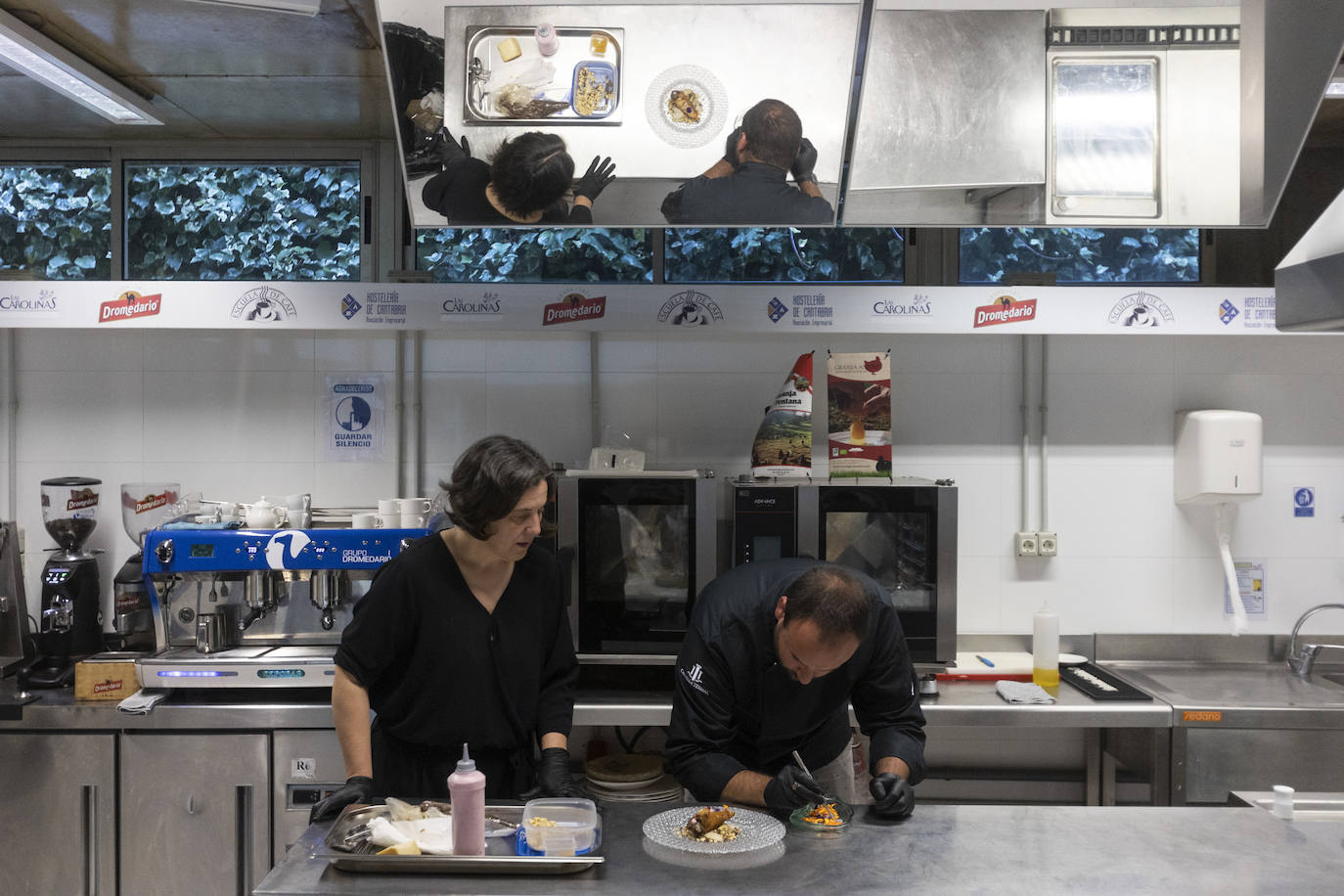 El restaurante César de Bárcena de Cicero gana con su 'Buñuelo de almeja fina con lágrima de ali oli'. En segundo lugar, Castilla Termal Solares, con su cucurucho de rabo de toro y manzana con glaseado de queso de cabra y gelé de cebolla. Y el tercer puesto ha ido a parar al Pericote de Tanos por su 'Hojaldre de bonito del cantábrico'.