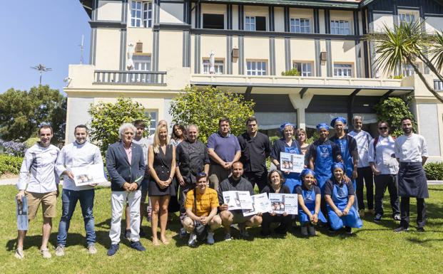 Imagen principal - Los ganadores junto a los organizadores y abajo, dos momentos de la final.