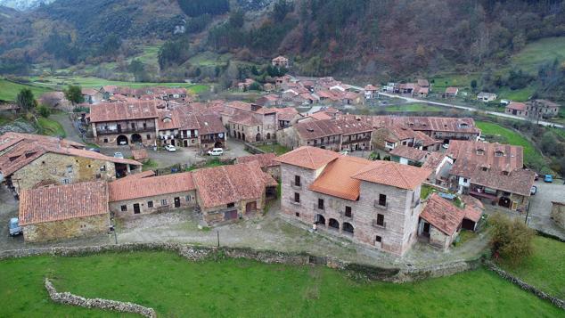 Rodeado de altas cumbres imponentes, preciosas en verano -cuando más brilla su color verde- está el pequeño pueblo de casas de Carmona. Piensen en los más de 40 grados que se esperan en algunas comunidades autónomas. Y ahora imaginen que entran en una de esas viviendas de piedra, tan frescas que dan ganas de tirarse al suelo y posar la espalda contra la fría piedra. Es el refugio perfecto para huir de las altas temperaturas.