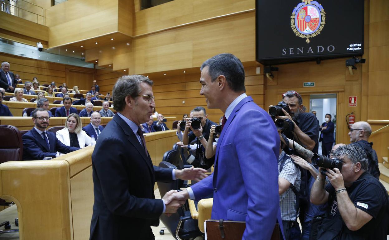 Sánchez y Feijóo se saludan antes de su único cara a cara en el Senado, que no se repetirá este martes en el Congreso. 