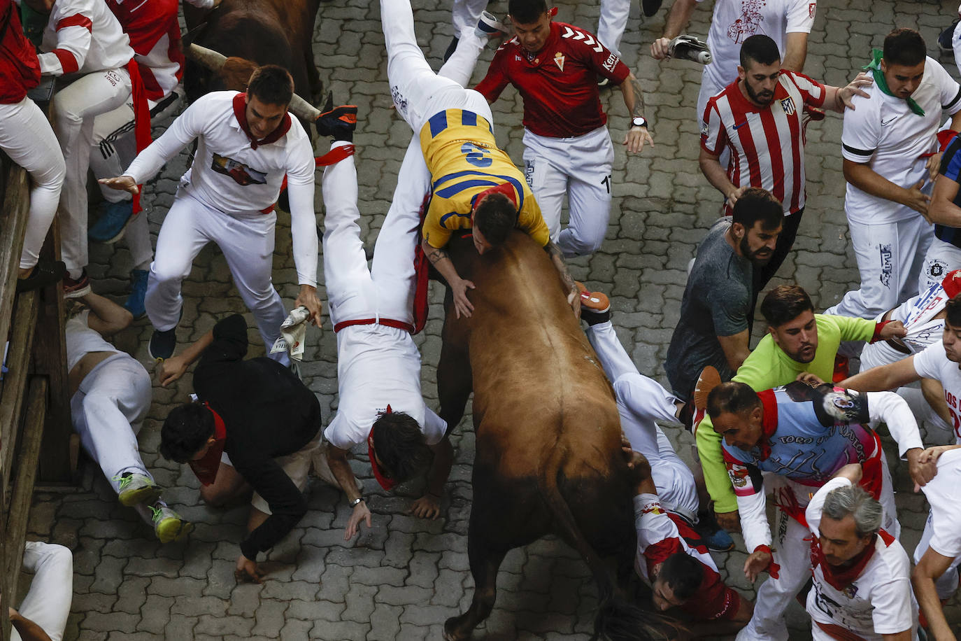 Un toro de la ganadería gaditana de Cebada Gago coge a un mozo a su llegada al callejón.