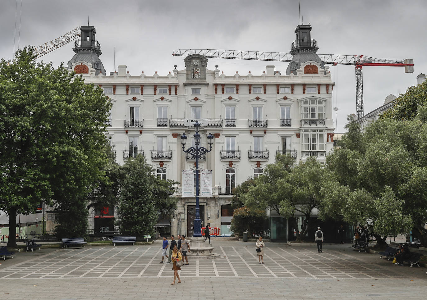 El hotel del Club de Regatas baja la persiana tras la notificación policial  | El Diario Montañés