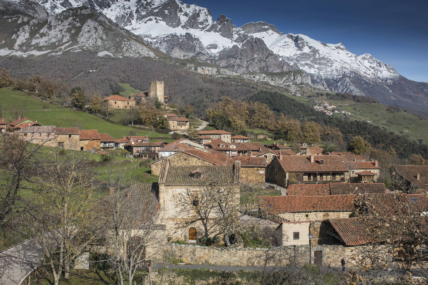 Es el pueblo de Heidi. En el ámbito cinematográfico, claro, en la novela de Johanna Spyri la pequeña de pelo corto y coloretes correteaba por Maienfeld, en los Alpes suizos. Ambos lugares son igual de maravillosos, apartados de la contaminación acústica de las ciudades, alejados de todo. Mogrovejo ese ese lugar donde pueden encontrar paz.