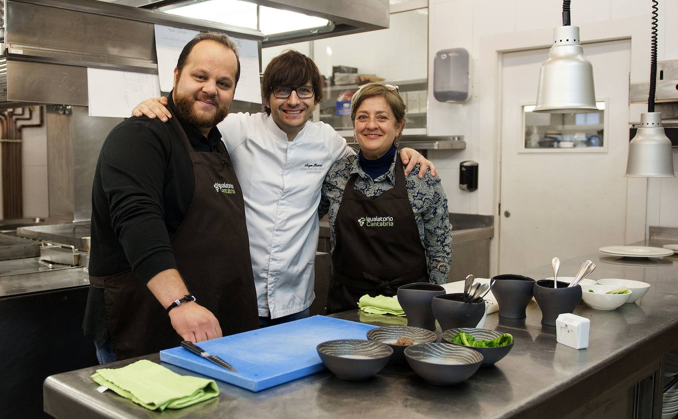 David Barrull, cantante y comositor; Sergio Bastard, cocinero; y Paz Herrera, arquitecta y escritora de relatos, participantes de Cantabria en concursos de televisión.