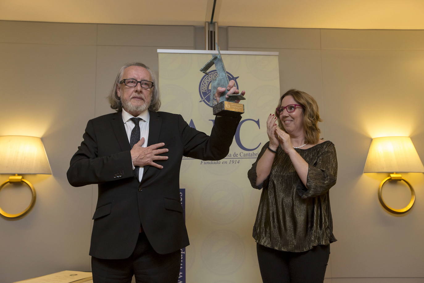 Pablo Hojas recibiendo el Premio Estrañi en enero de 2017. A su lado, la presidenta de la Asociación de la Prensa, Dolores Gallardo.