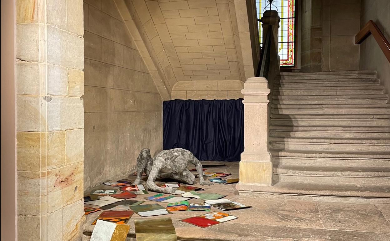 'Singularidad', de José Cobo, se expone en la escalinata de acceso a la Biblioteca Pública Municipal Sánchez Díaz, rodeada de pinturas y textos.