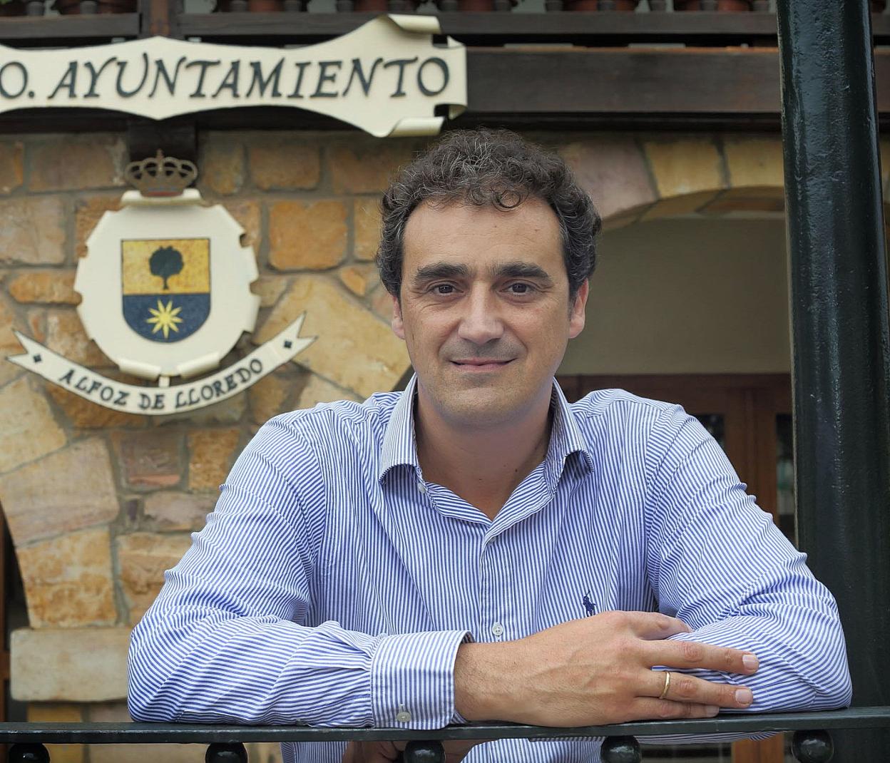 Enrique Bretones, ante el Ayuntamiento de Alfoz de Lloredo.