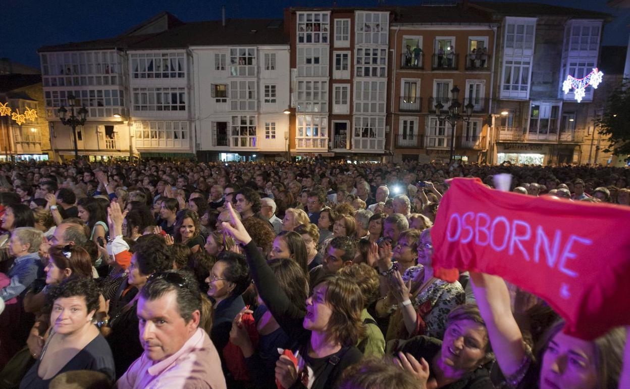 Público asistente a un concierto en la plaza de España. 