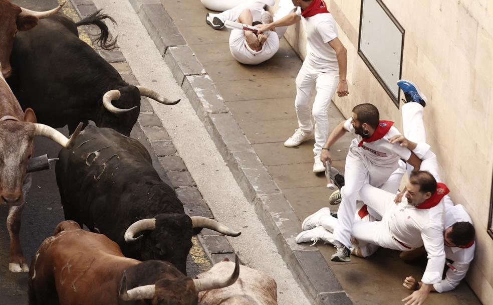 Los toros de la ganadería de Jandilla enfilan la Cuesta de Santo Domingo en los primeros metros del sexto encierro de los Sanfermines. 