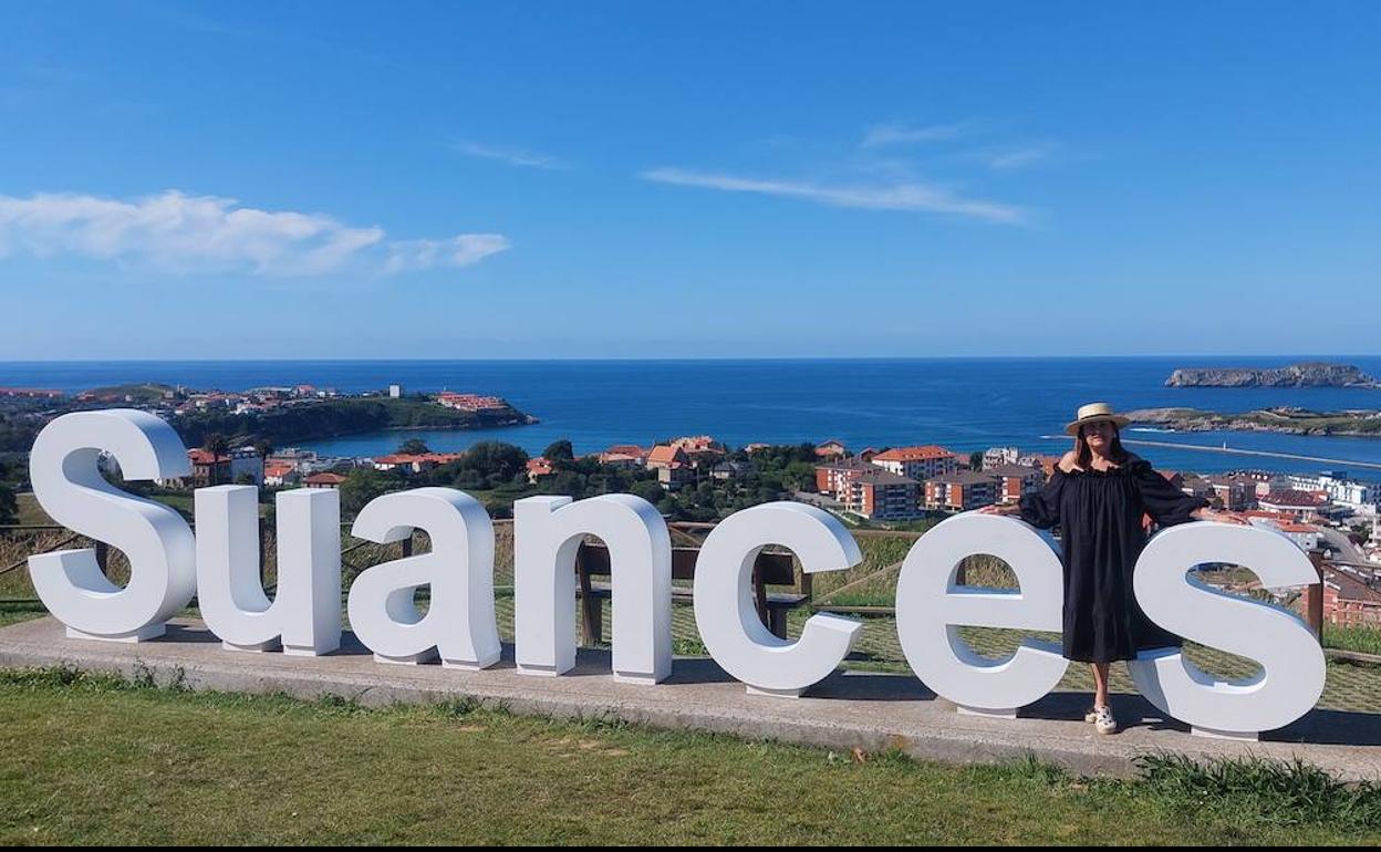 Estas letras están colocadas en el Mirador de Jaime del Amo, en la zona alta de Suances, desde donde hay unas vistas preciosas de la ría de San Martín y de la playa de la Riberuca.