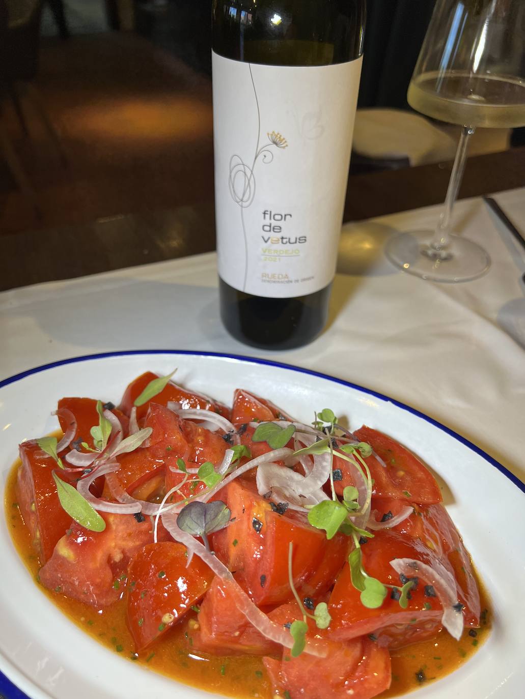 Ensalada de tomate. La cocina de Burdo, en Liencres, no pasa desapercibida para el cliente que valora la frescura y calidad del producto y el tratamiento exquisito y elegante del mismo para conseguir el máximo de matices de sabor y textura en la mesa. Este restobar, que inició su andadura en agosto de 2018 y que ha tenido que luchar a brazo partido contra los efectos de la pandemia -entre otros, siete meses de cierre-, ha conseguido, sin embargo, consolidarse con un referente por su interesante propuesta gastronómica en la que la parrilla juega un papel clave.