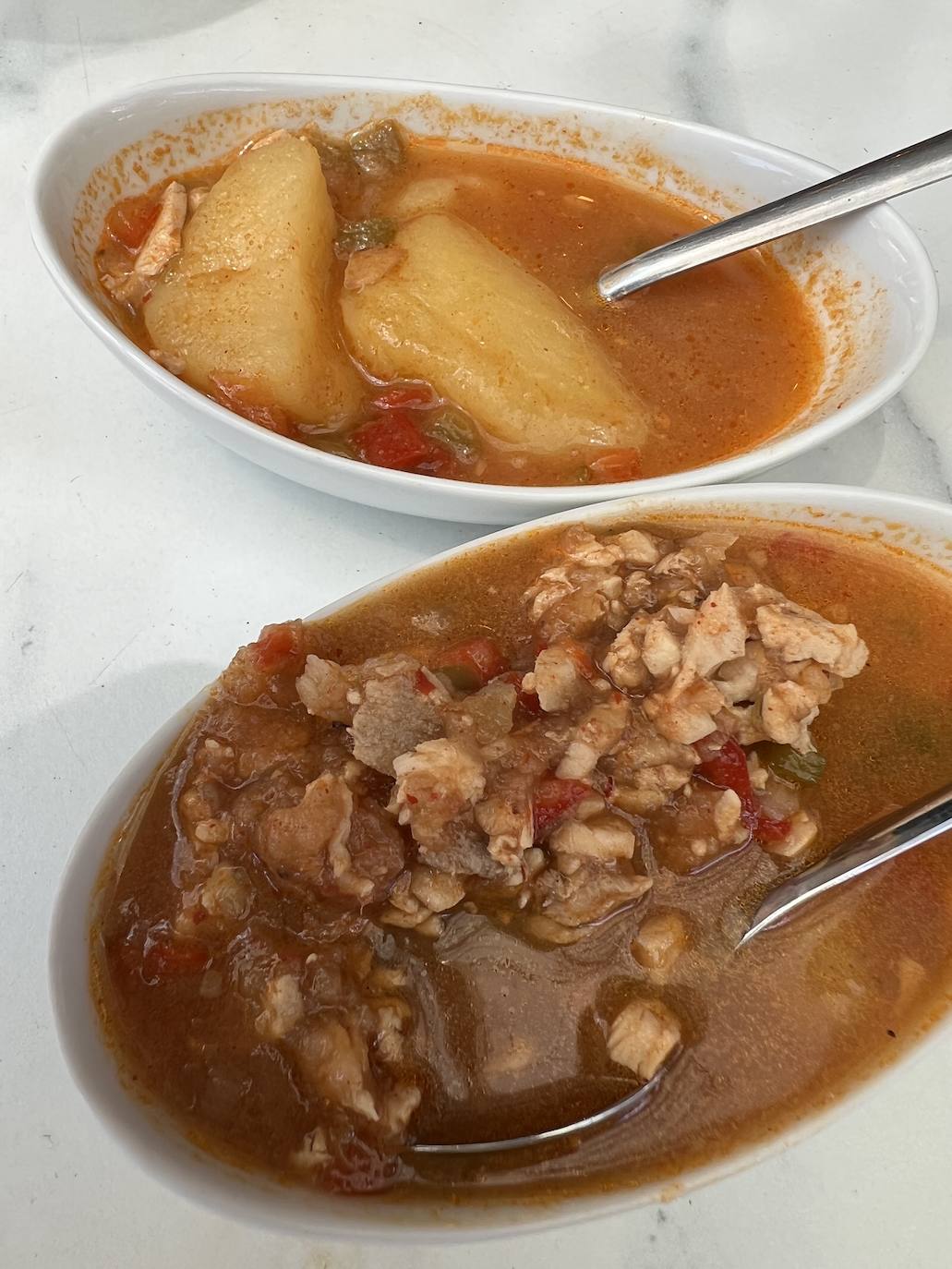 La cocina de Burdo, en Liencres, no pasa desapercibida para el cliente que valora la frescura y calidad del producto y el tratamiento exquisito y elegante del mismo para conseguir el máximo de matices de sabor y textura en la mesa. Este restobar, que inició su andadura en agosto de 2018 y que ha tenido que luchar a brazo partido contra los efectos de la pandemia -entre otros, siete meses de cierre-, ha conseguido, sin embargo, consolidarse con un referente por su interesante propuesta gastronómica en la que la parrilla juega un papel clave.