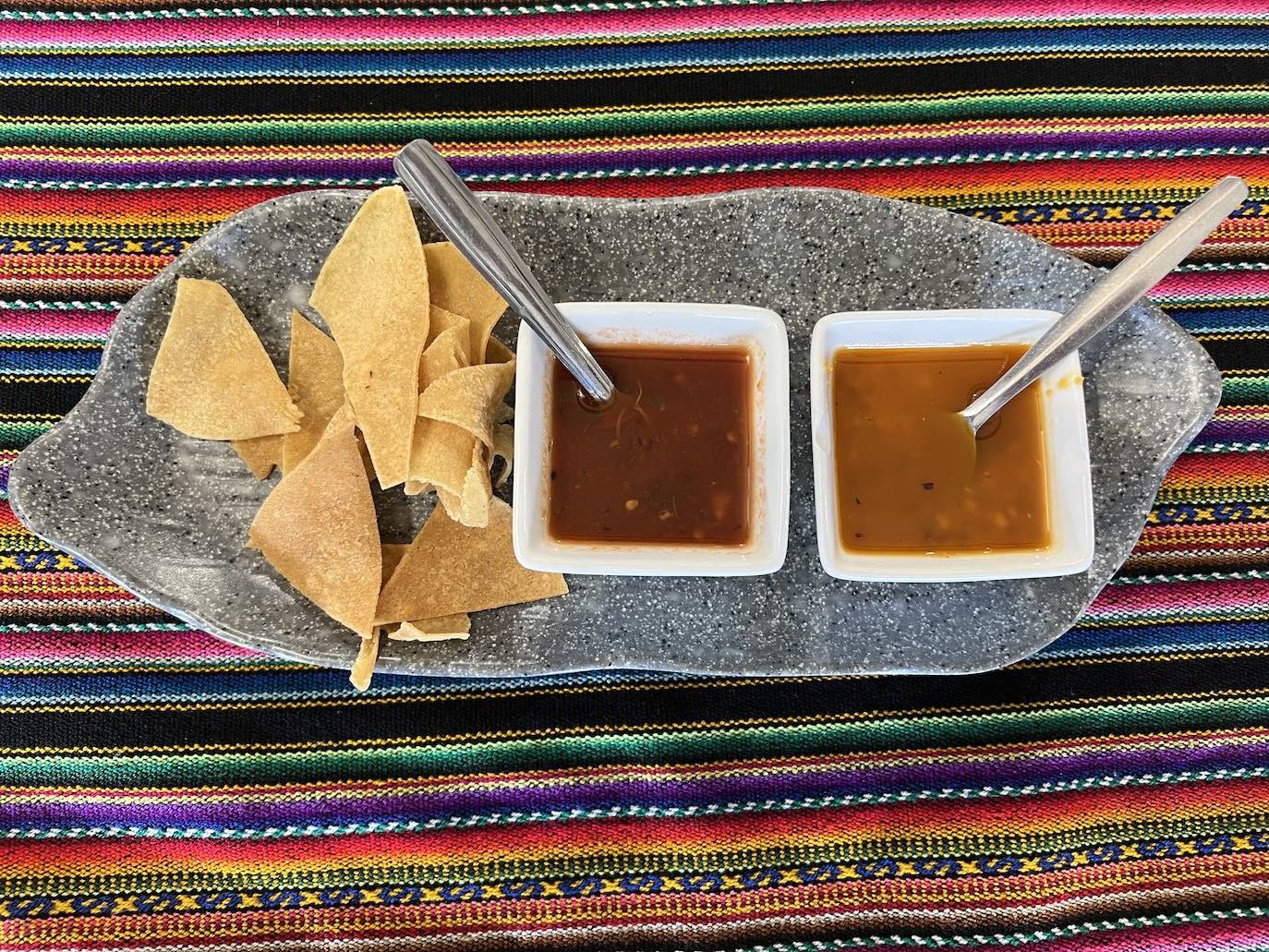 Descubrir platos, sabores y texturas originarios de otro continente es cada día más fácil gracias a establecimientos como Mr. Uchu. No todos los establecimientos de cocina fusión responden a los principios y a la calidad de las materias primas que ésta exige, pero en el caso de Miguel Corrales y Ángela Matías la profesionalidad está asegurada. En poco más de dos años y pese al covid, han consolidado a Mr. Uchu, restaurante de fusión mexicana-peruana, y han abierto en el centro de Santander otro establecimiento, Lyma 5 Fusión Food, en la calle Ruamayor. Ambos trabajan mucho la comida a domicilio. 