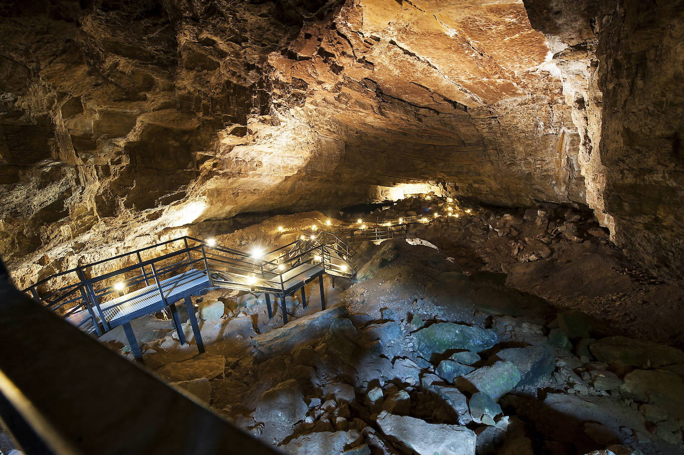 Vista general del interior de la cueva del Pendo, en la localidad cántabra de Escobedo de Camargo.