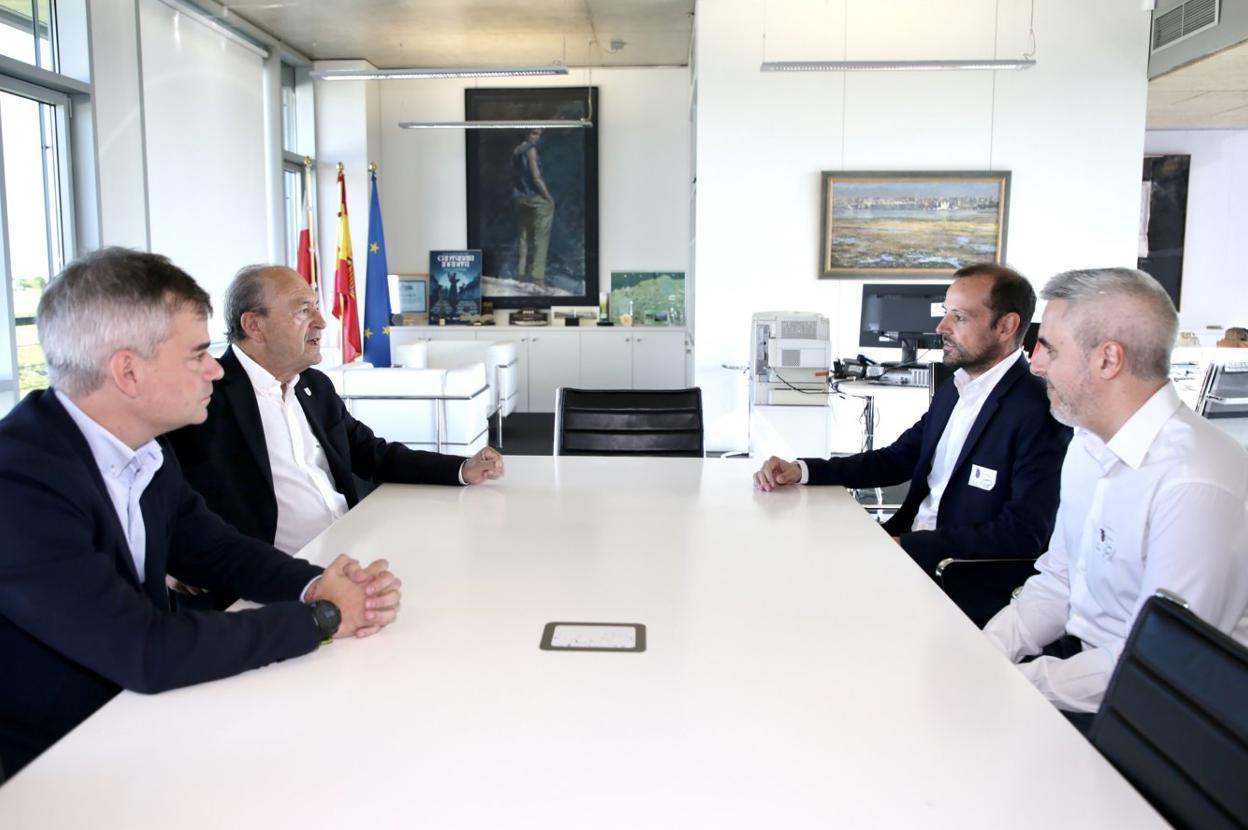 Ordóñez y Tenés (derecha), en la reunión junto con Marcano y Muyo en el Pctcan. 