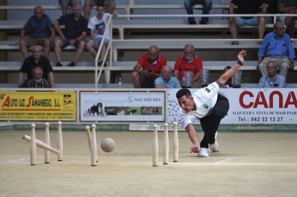 Víctor González ganó ayer el Trofeo Ayuntamiento de Camargo en la bolera de El Parque de Maliaño.