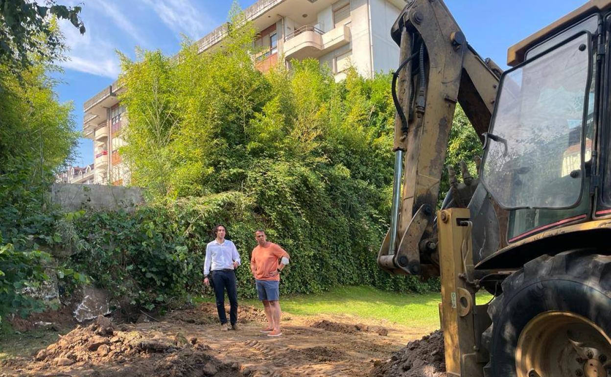 El alcalde, Javier Fernández Soberón, junto al concejal Alfonso Suárez, visitaron los trabajos. 