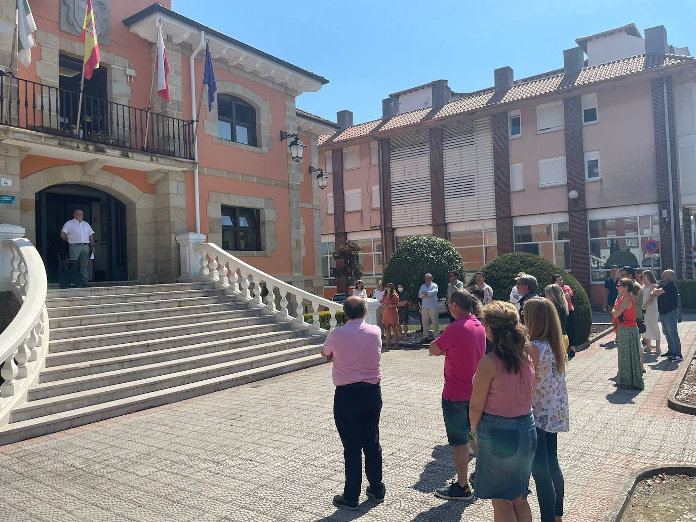 Homenaje a Miguel Ángel Blanco frente al ayuntamiento de Renedo. presidido por el alcalde en funciones, Alfredo Rodríguez. 