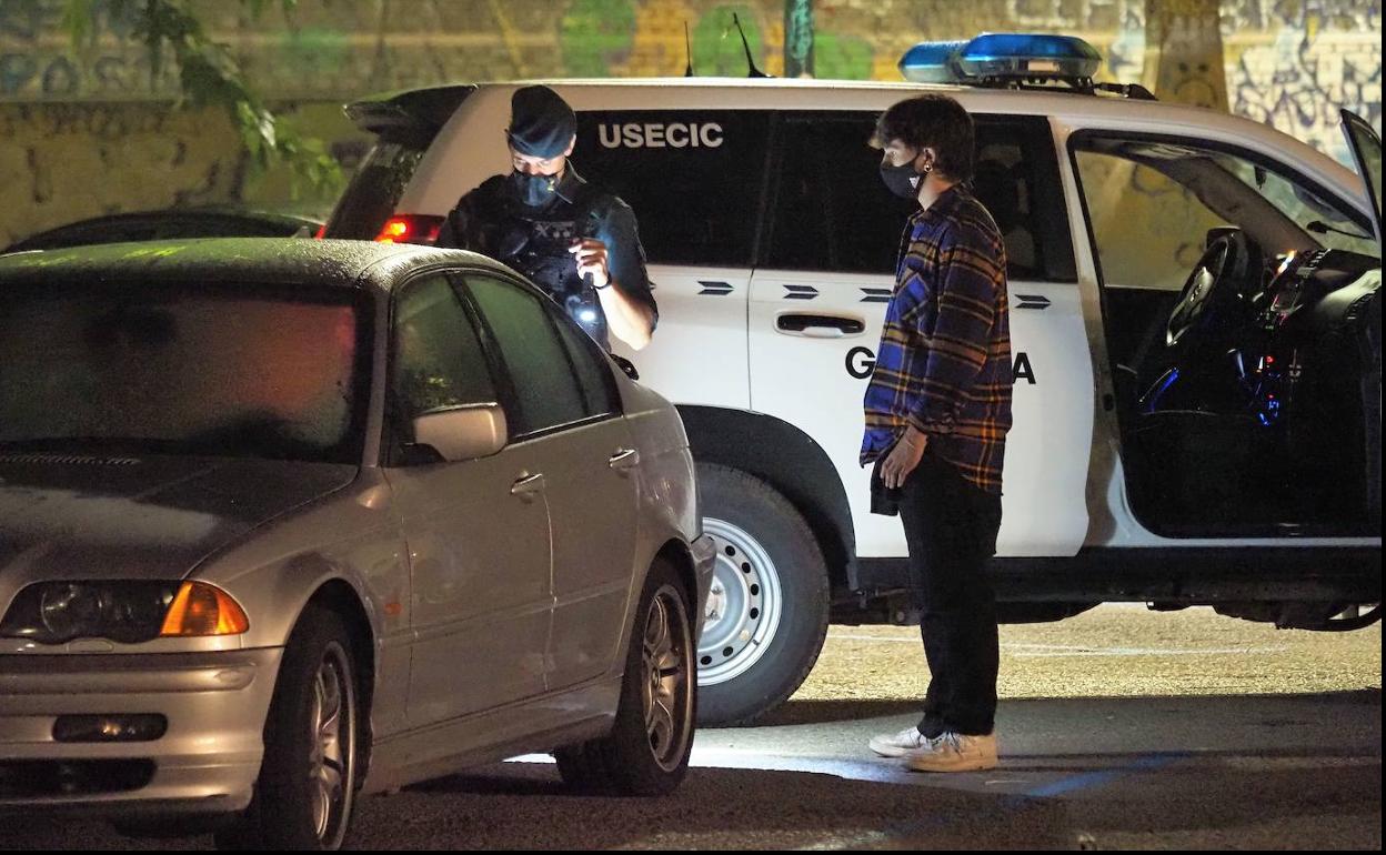 La Guardia Civil durante un control en la zona de ocio nocturno de Noja.