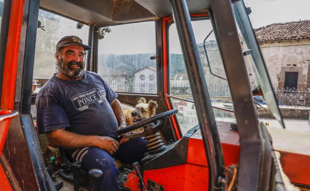 Antonio y Luna, en el tractor.