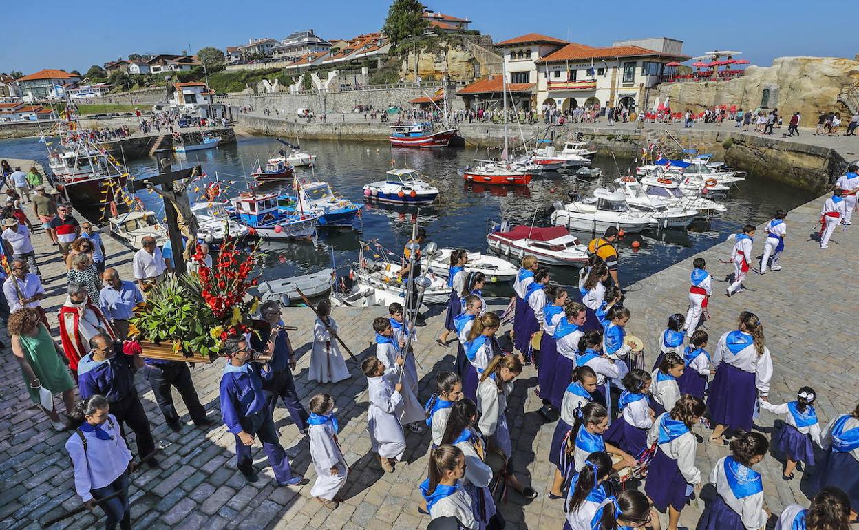 Procesión del Santo Cristo del Amparo en la villa cántabra.