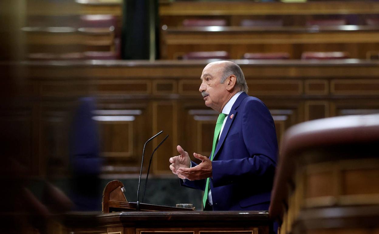 Mazón, en el hemiciclo durante su intervención.