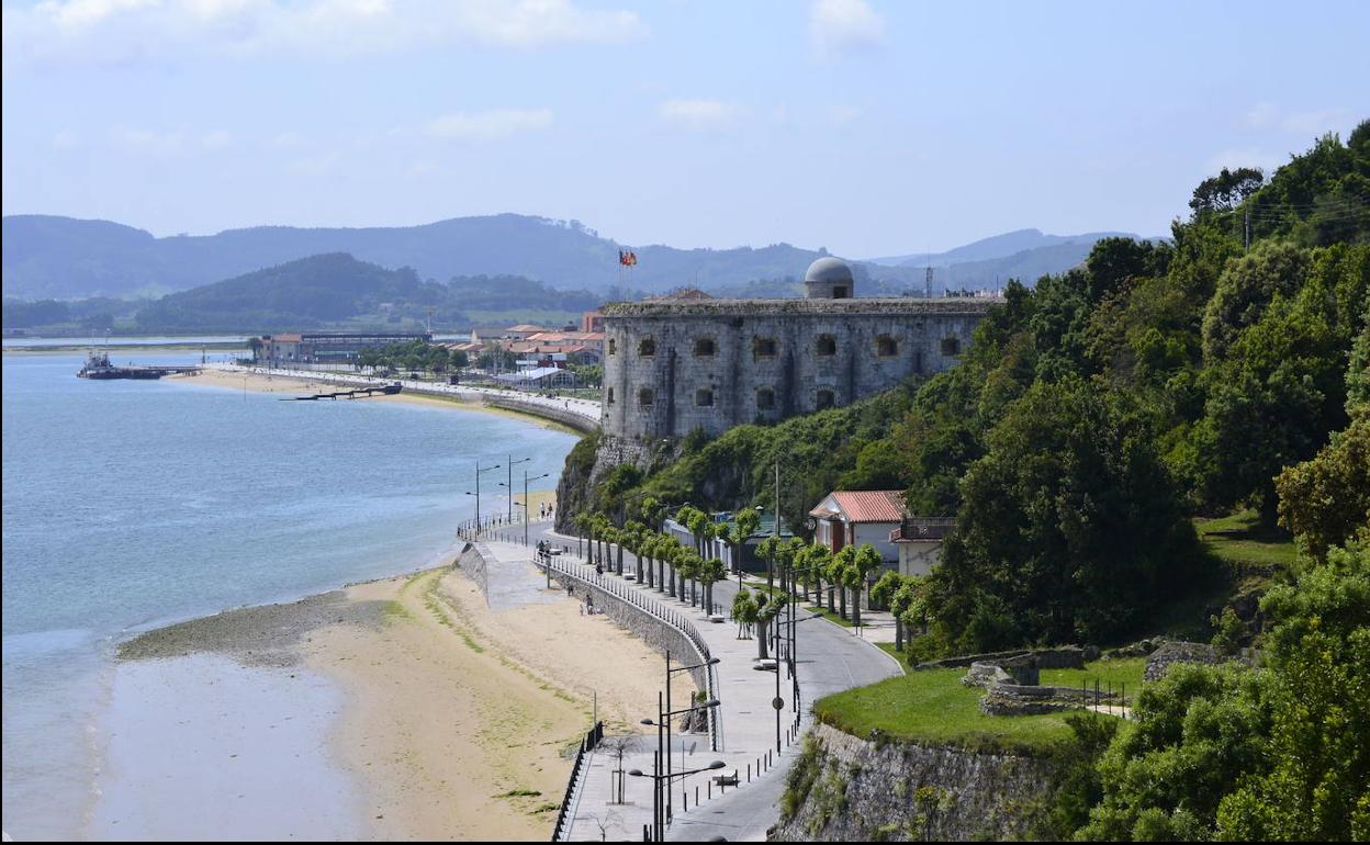 Vista del fuerte San Martín y de la playa.