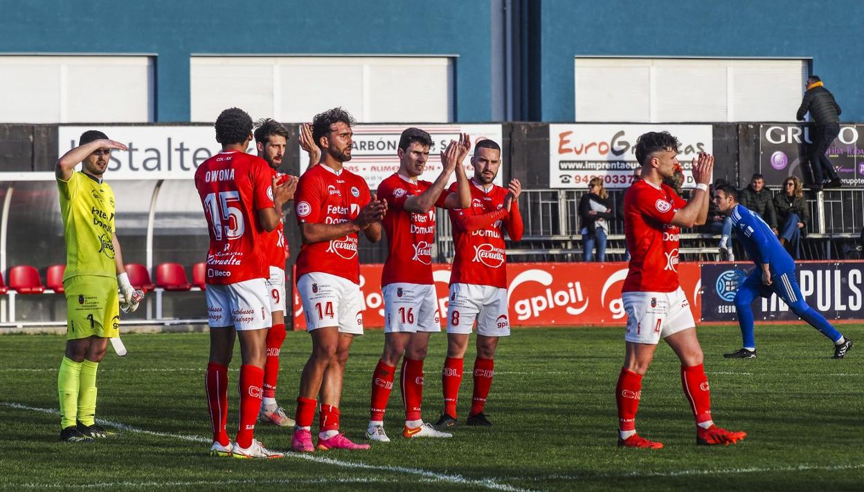 Los jugadores del Laredo, al finalizar un partido en San Lorenzo durante la pasada campaña.