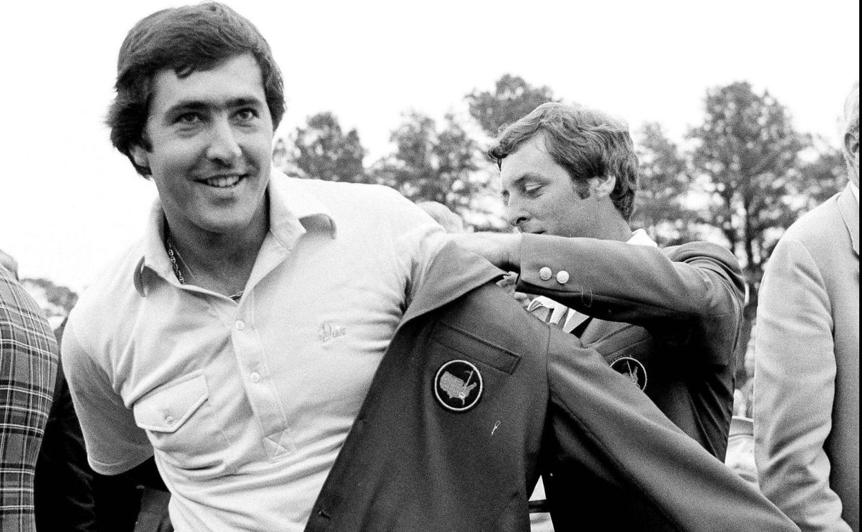 Seve Ballesteros se enfunda la chaqueta verde tras ganar el Masters de Augusta de 1980.