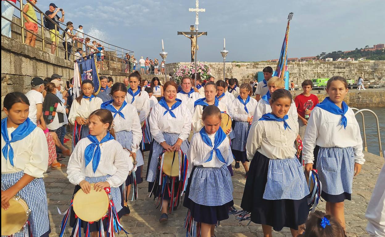 El Cristo del Amparo vuelve a unir al pueblo de Comillas en torno al mar | El Diario Montañés