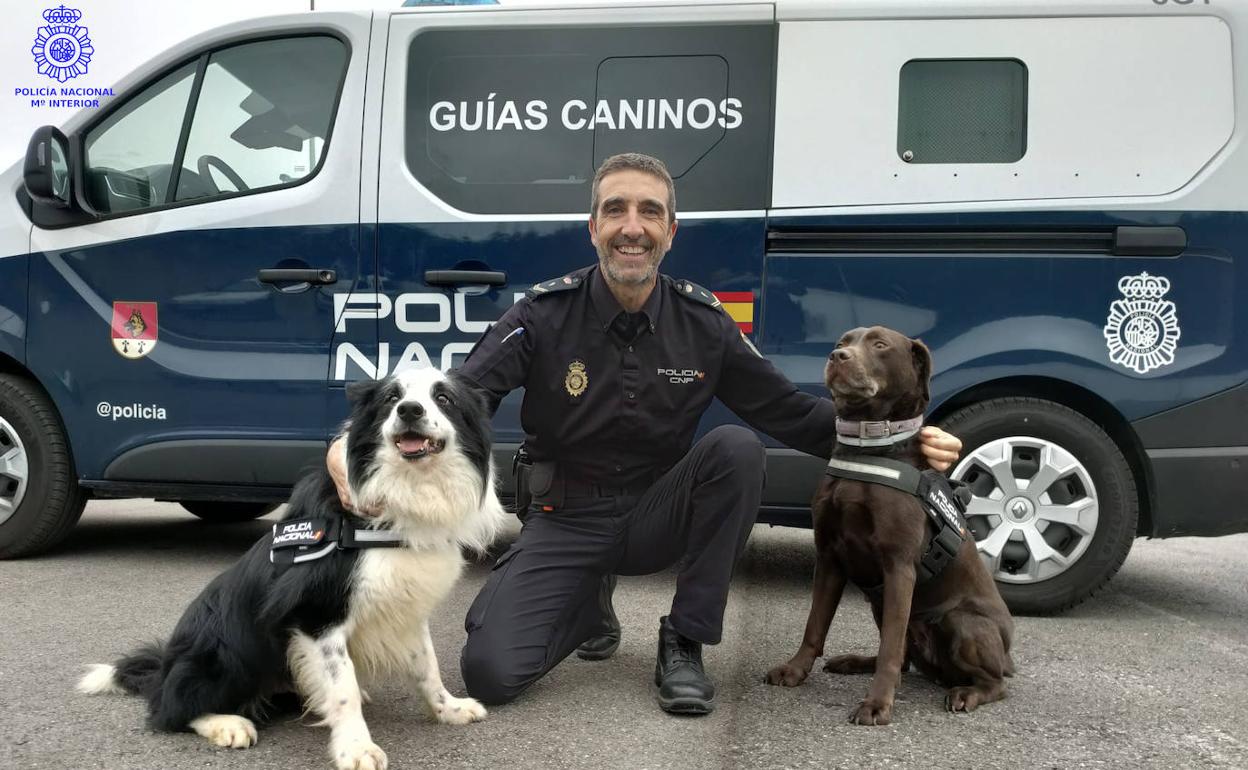 El Policía José Antonio, de la Unidad de Guías Caninos de la Policía Nacional, junto a sus agentes caninos, Fany y Wifi. 