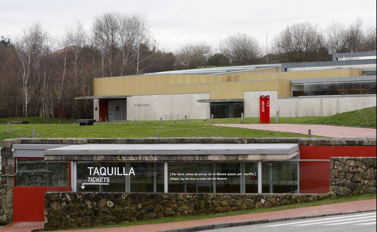 Exterior del Museo Altamira diseñado por Navarro Baldeweg.