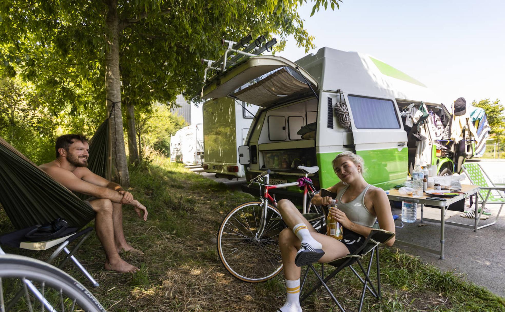 Los austríacos Stefan Kudera y Victoria Bielak, ayer, en el aparcamiento para autocaravanas de Las Llamas, en Santander