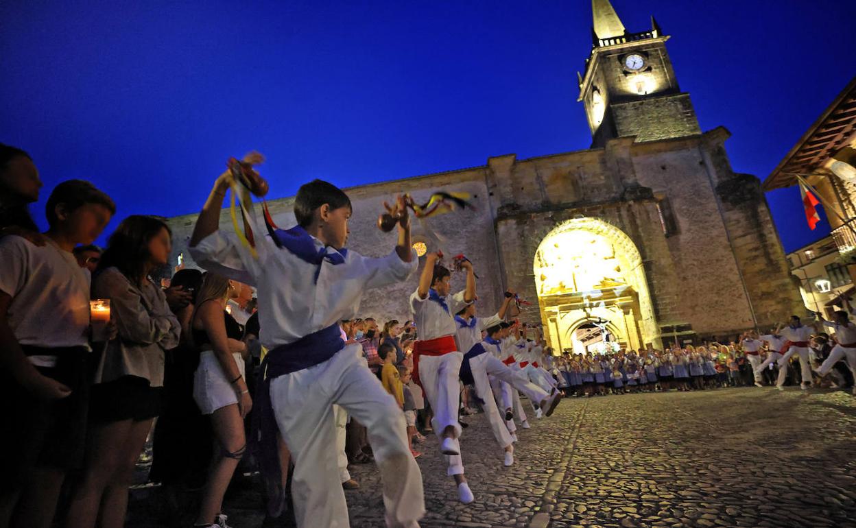 Panderetas y picayos, de procesión nocturna en Comillas