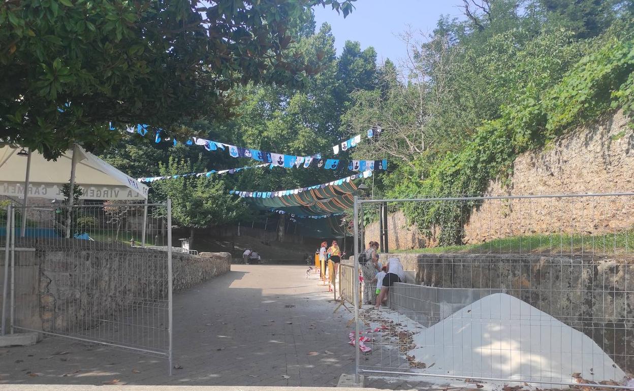 El exterior de la ermita del Carmen está ya preparado para recibir millares de peregrinos esta madrugada. 