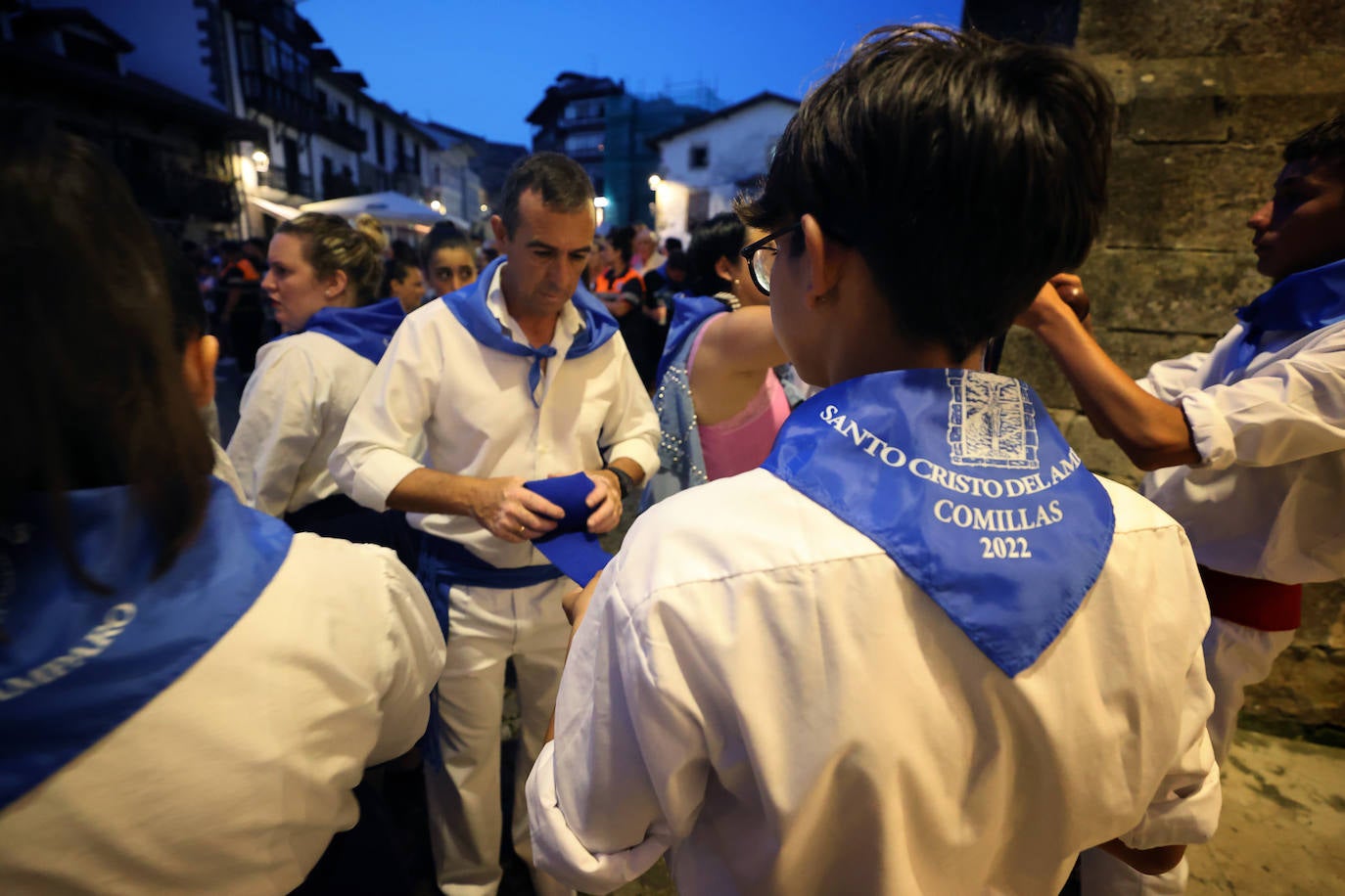 Comillas inició este jueves la procesión nocturna del Santo Cristo del Amparo desde la iglesia hasta el puerto pasadas las diez y media de la noche. Esta tarde tendrá lugar la esperada procesión marítima.