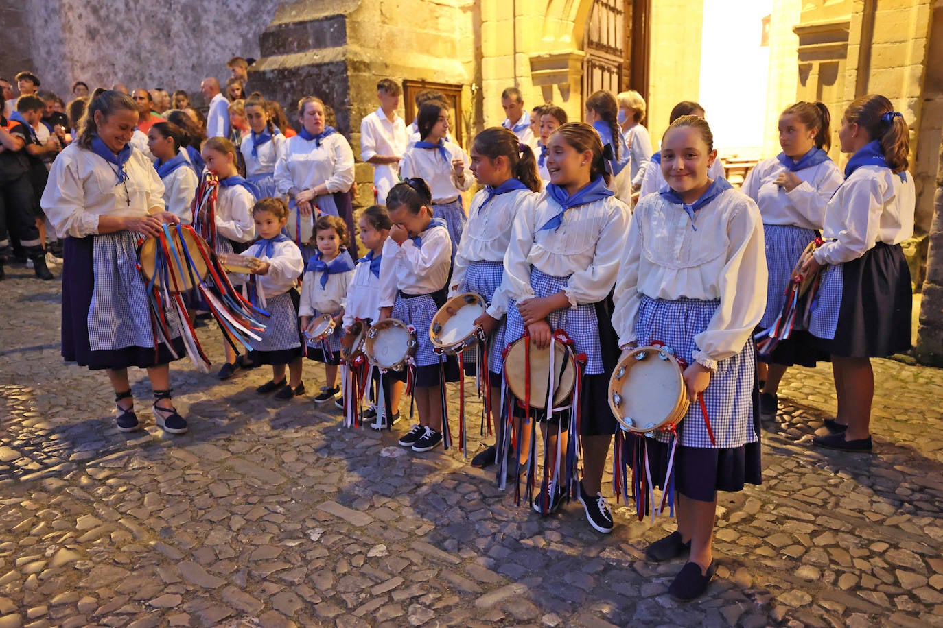 Comillas inició este jueves la procesión nocturna del Santo Cristo del Amparo desde la iglesia hasta el puerto pasadas las diez y media de la noche. Esta tarde tendrá lugar la esperada procesión marítima.