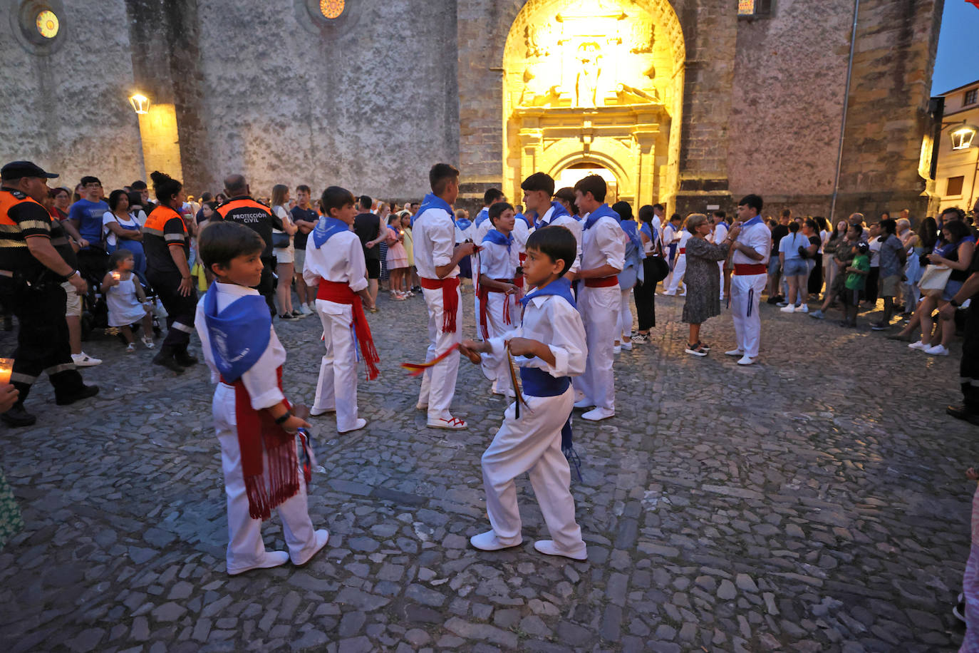 Comillas inició este jueves la procesión nocturna del Santo Cristo del Amparo desde la iglesia hasta el puerto pasadas las diez y media de la noche. Esta tarde tendrá lugar la esperada procesión marítima.