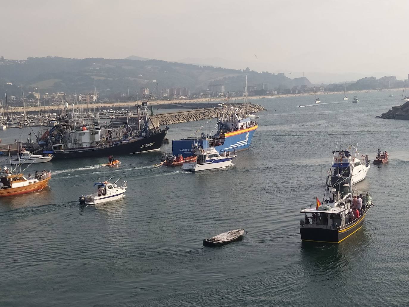 Fotos: Laredo saca a la mar a la virgen del Carmen