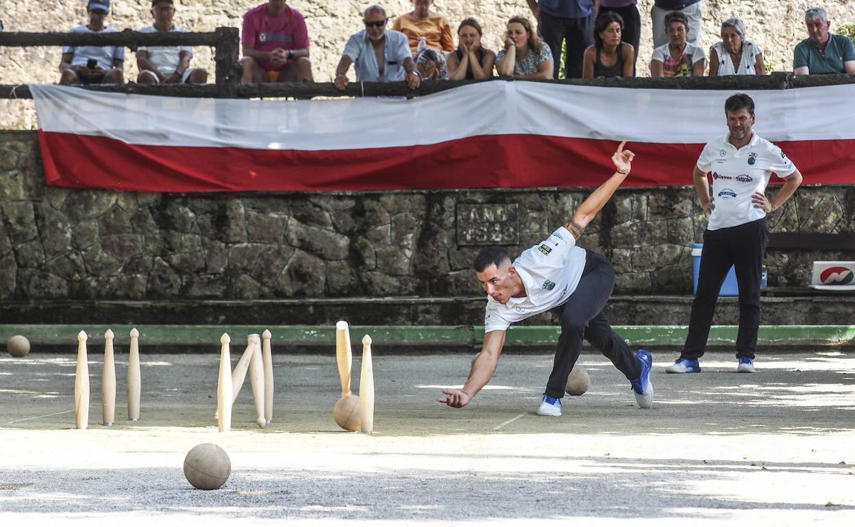 Víctor González y Rubén Haya lideran el Regional de Parejas que esta tarde disputa su fase final en la bolera de Boo de Piélagos.