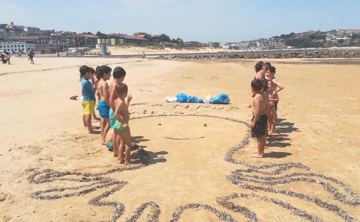 Una de las actividades desarrolladas en el III Campus Medio Ambiental de Miengo fomentó la creatividad de los pequeños participantes. 