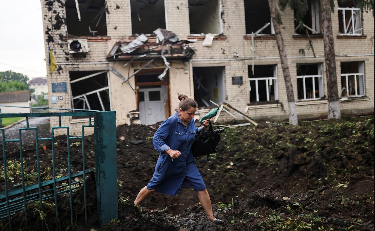 Una mujer pasa entre los escombros tras un bombardeo ruso en Járkov. 