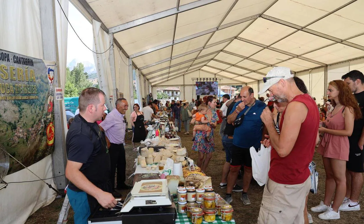 La carpa acogió principalmente mostradores de queso, pero también hubo otra serie de productos.