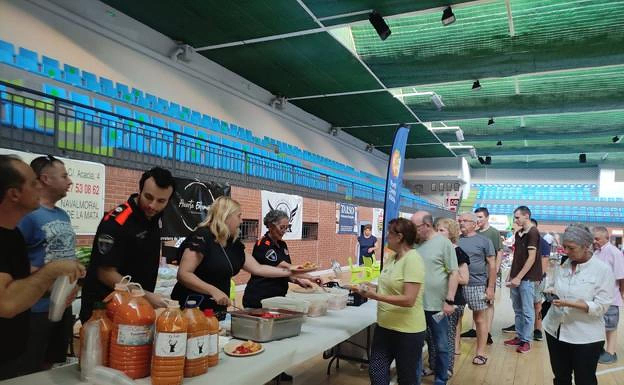 Repartiendo alimentos el pabellón de Navalmoral de la Mata. 