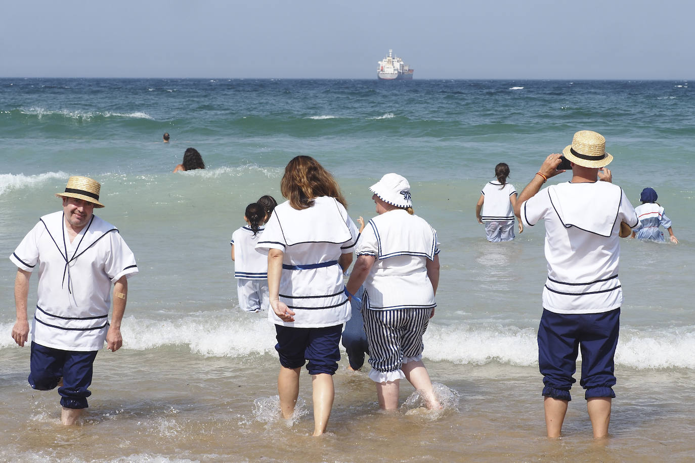 Las peñas se han unido a las actividades de los Baños de Ola con un chapuzón en la Primera de El Sardinero. 