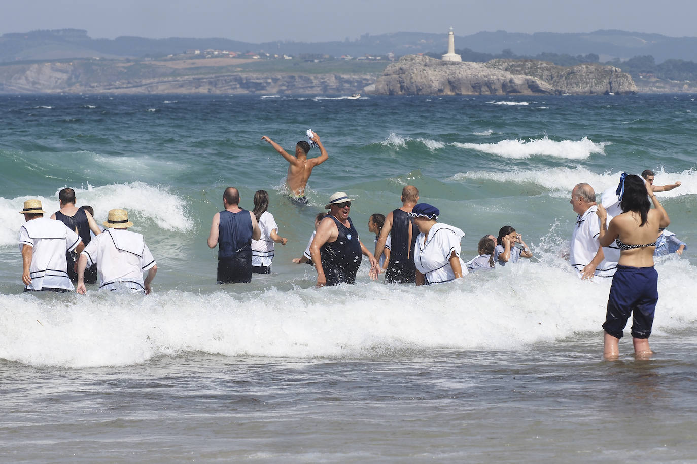 Las peñas se han unido a las actividades de los Baños de Ola con un chapuzón en la Primera de El Sardinero. 