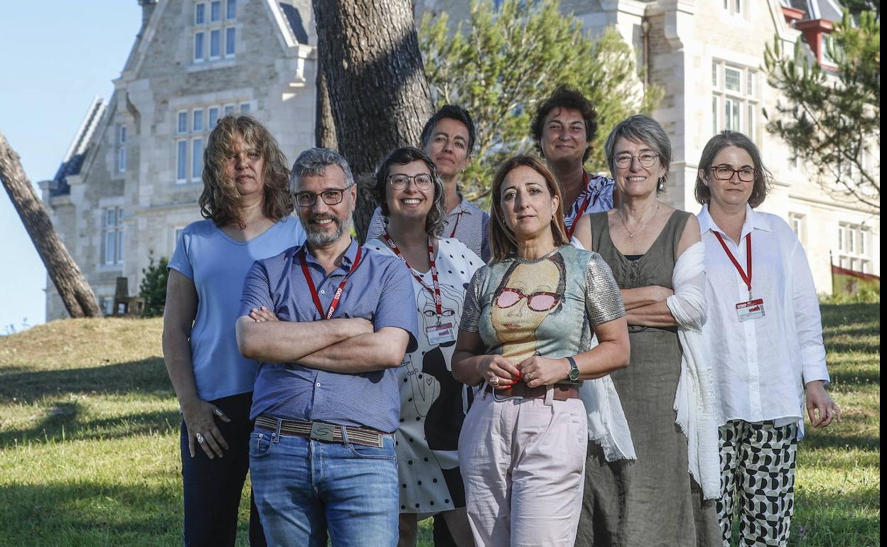 De izquierda a derecha: Sandra Montón Subías, Andrés Gutiérrez Usillos, Lucía M. Díaz González, Gracia Trujillo Barbadillo, Margarita Sánchez Romero, Pilar Fatás Monforte, Margarita Díaz- Andreu García y Asunción Martínez Llano, la pasada semana, con el Palacio de La Magdalena a su espalda