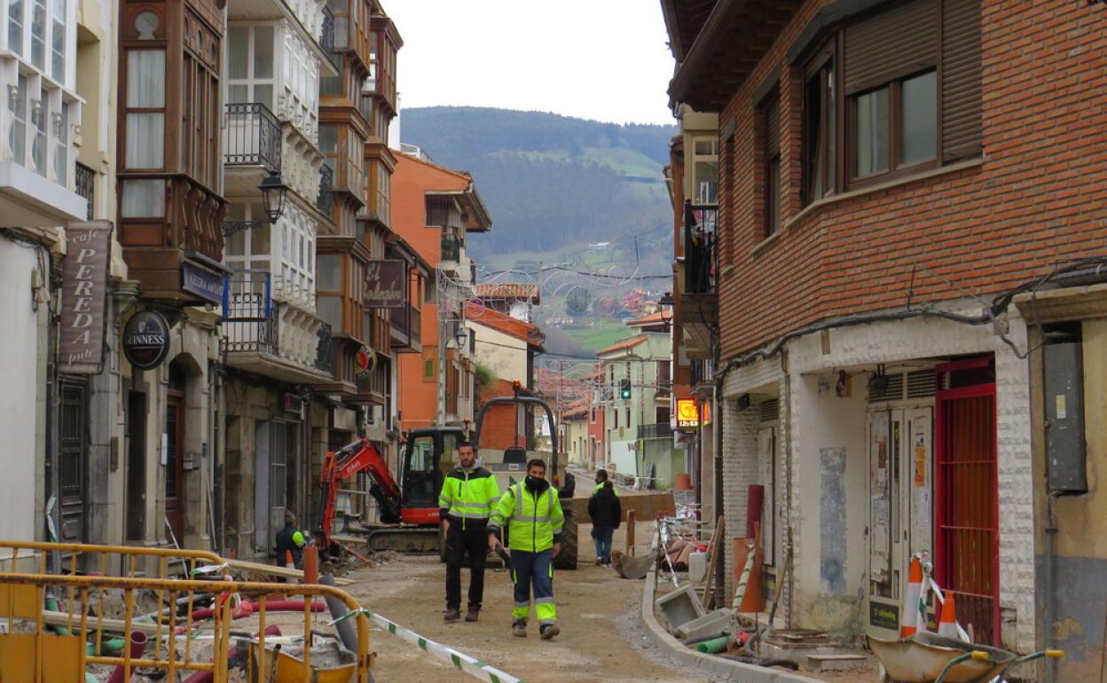 Las obras de la calle El Comercio de Ampuero afrontan su recta final